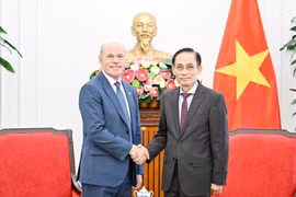 Le ministre des Affaires étrangères, Le Hoai Trung reçoit l’ambassadeur du Canada au Vietnam, James Nickel. Photo: ministère des Affaires étrangères