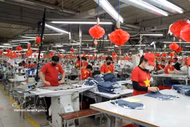 Le défi du Vietnam ne réside pas uniquement dans la création d’emplois, mais dans la capacité à générer des emplois permettant aux travailleurs de développer leurs compétences, d’accroître leur productivité et d’évoluer vers des secteurs à plus forte valeur ajoutée. Photo: VNA