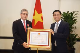 Le vice-ministre des Affaires étrangères, Dang Hoang Giang (droite), remet l’Ordre de l’Amitié à l’ambassadeur du Brésil au Vietnam, Marco Farani. Photo: ministère vietnamien des Affaires étrangères