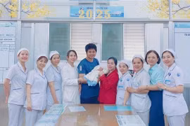 La famille de la patiente et des agents médicaux de l'hôpital Tu Du. Photo: VNA