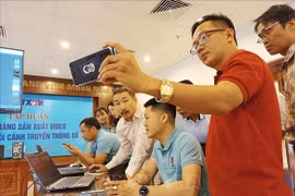 Des reporters de la VNA participe à une formation sur la production de vidéos . Photo : VNA