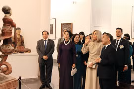 Ngô Phuong Ly et Brigitte Macron au Musée des Beaux-Arts du Vietnam, à Hanoï. Photo: VNA