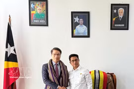 Le chargé d'affaires du Vietnam au Timor-Leste, Pham Binh Dam (gauche) et le vice-Premier ministre du Timor-Leste, Mariano Assanami Sabino Lopes. Photo: VNA