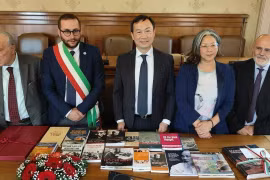 L'ambassadeur du Vietnam en Italie, Duong Hai Hung (au milieu), remet des livres sur le Président Hô Chi Minh à Masciano. Photo: VNA