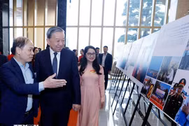 Le secrétaire général du Parti, Tô Lâm, visite l'exposition en marge de l'événement. Photo: VNA