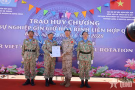 Remise de la Médaille des Nations Unies pour le maintien de la paix à l'Hôpital de campagne de niveau 2 n°7 du Vietnam. Photo: qdnd.vn