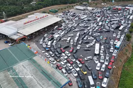 Véhicules sur l'autoroute Phan Thiet-Dau Giay. Photo: VNA