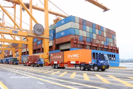 Transport de conteneurs aux quais n° 3 et n°4 du port international TIL Hai Phong. Photo: VNA