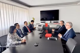 Rencontre entre l’ambassadeur du Vietnam en Autriche, Vu Le Thai Hoang et des responsables du groupe Rosenbauer. Photo: VNA