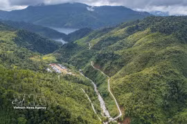 L'ouest de Da Nang bénéficie d'une vaste couverture forestière, mais les infrastructures routières y rencontrent encore de nombreux obstacles, ce qui entrave le transport des produits agricoles. Photo : VNA