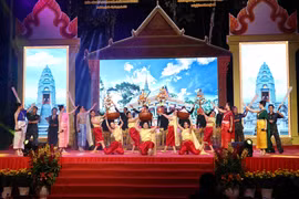 Spectacle artisitque dans le cadre du programme « Têt armée-population à l’occasion du Nouvel An traditionnel khmer Chol Chnam Thmay 2026 ». Photo: VNA
