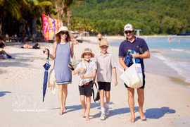 Visiteurs étrangers à Phu Quoc. Photo: VNA