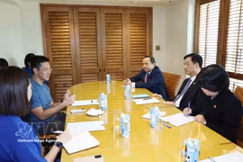 Séance de travail entre Nguyen Duy Ngoc, membre du Bureau politique, secrétaire du Comité central et chef de la Commission d’organisation du Comité central du PCV et Li Hongyi, directeur général de la division Open Government Products rattachée à l’Agence gouvernementale de technologie de Singapour (GovTech). Photo: VNA