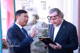 Le vice-président du Comité populaire de Hanoï, Do Anh Tuan (gauche) et le maire adjoint de Prague, Petr Hlavacek. Photo: VNA