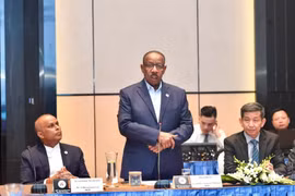 Le président de l’AAA, Dahlan Jumaan Al Hamad, salue le développement dynamique de l’athlétisme vietnamien. Photo: VNA