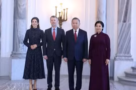 Le secrétaire général du Parti communiste du Vietnam et président de la République, To Lam, et son épouse Ngo Phuong Ly (gauche) rencontrent le roi Frederik X et la reine Mary, dans le cadre de leur visite d’État au Danemark. Photo: VNA