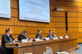 L'ambassadeur du Vietnam en Autriche, Vu Le Thai Hoang (premier de droite) au séminaire international à Vienne. Photo: VNA