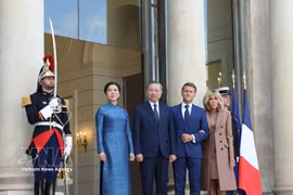 Le secrétaire général du Parti communiste du Vietnam (PCV) et président vietnamien, To Lam (2e à partir de la gauche), le président français Emmanuel Macron, et leurs épouses. Photo: VNA