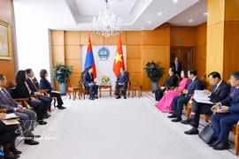 Le président de l'Assemblée nationale, Tran Thanh Man (droite), rencontre le Premier ministre mongol, Nyam-Osor Uchral, le 10 septembre à Oulan-Bator. Photo : VNA