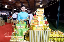 Le festival présente une large gamme de produits agricoles, de produits OCOP et d’articles artisanaux caractéristiques de différentes localités. Photo: VNA