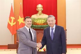 Le secrétaire général du PCV To Lam (droite) reçoit l'ambassadeur d'Australie, Andrew Goledzinowski. Photo: VNA