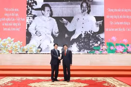 Le président vietnamien Luong Cuong (gauche) et le secrétaire général du Parti populaire révolutionnaire du Laos et président lao, Thongloun Sisoulith assistent à l’échange d’amitié Vietnam-Laos. Photo: VNA