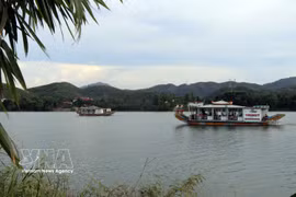 Le le développement du tourisme fluvial sur les affluents de la rivière des Parfums constitue une orientation nécessaire. Photo: VNA