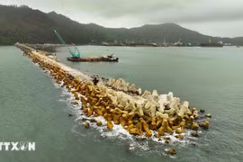 80 % des travaux de la 2e phase du projet de brise-lames du port de Chân Mây dans la zone économique de Chân Mây-Lang Cô, d'un investissement total de 541 milliards de dongs, ont été achevés. Photo : VNA