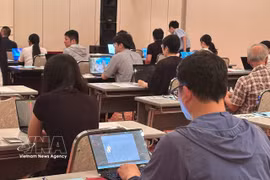 Candidats à l'examen de vietnamien sur ordinateur organisé à Osaka. Photo: VNA