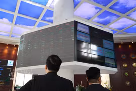 Des investisseurs suivent l'évolution du cours des actions à la Bourse de Hô Chi Minh-Ville (HOSE). Photo : VNA.