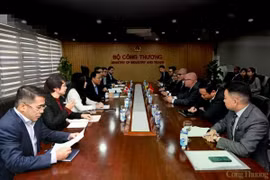 Lors de la séance de travail de la délégation de la province canadienne de Saskatchewan avec le vice-ministre vietnamien de l’Industrie et du Commerce, Nguyen Hoang Long. Photo: VNA