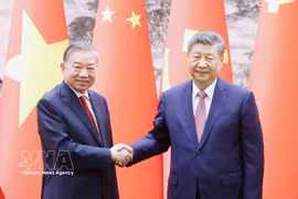 Le secrétaire général du PCV et président de la République, To Lam (à gauche) et son homologue chinois Xi Jinping. Photo: VNA