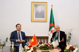 Rencontre entre l'ambassadeur du Vietnam en Algérie, Vu Duy Long et le secrétaire général du Front de libération nationale (FLN), Abdelkrim Benmbarek. Photo: VNA