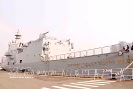 Le navire ITS Giovanni delle Bande Nere de la Marine italienne au port international de Nha Rong - Khanh Hoi. Photo: VNA