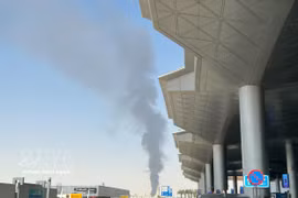 De la fumée s'élève près de l'aéroport international Roi Khaled de Riyad, en Arabie saoudite, le 19 septembre 2026. Photo : Xinhua/VNA
