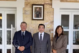 Le consul général du Vietnam à Perth, Pham Hai Anh (centre) rencontre le gouverneur de Darwin, David Connolly et son épouse. Photo: VNA