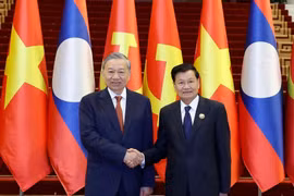 Le secrétaire général Tô Lâm (gauche) et le secrétaire général du PPRL et président lao, Thongloun Sisoulith. Photo: VNA