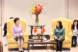 La présidente du Comité central du Front de la Patrie du Vietnam, Bui Thi Minh Hoai (droite), et Xian Hui, vice-présidente du Comité national de la Conférence consultative politique du peuple chinois. Photo: VNA