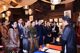 Les épouses des Premiers ministres vietnamien, lao, cambodgien et thaïlandais visitent le Temple de la Littérature à Hanoï. Photo: VNA
