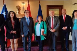 La délégation de la région de Los Ríos au siège de l'ambassade du Vietnam à Santiago. Photo: VNA