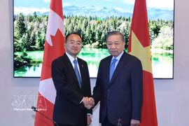 Le secrétaire général et président To Lam (droite) et le président du Conseil de l’Organisation de l’aviation civile internationale, Toshiyuki Onuma. Photo: VNA