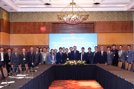Le secrétaire général et président To Lam à la rencontre avec des représentant du Réseau des experts et scientifiques vietnamiens au Canada. Photo: VNA