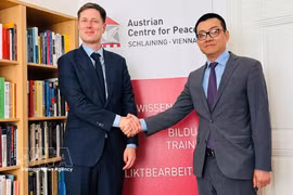 L’ambassadeur du Vietnam en Autriche, Vu Le Thai Hoang (droite), rencontre Tobias Lang, directeur du Centre autrichien pour la paix (ACP). Photo: VNA