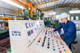 Les IDE ajoutés aux projets en cours en janvier atteignent 2,73 milliards de dollars, soit 6,1 fois plus qu'à la même période en 2024, démontrant la confiance des investisseurs au Vietnam. Photo : VietnamPlus