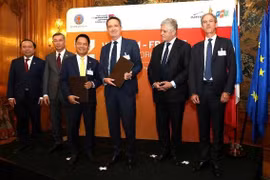 Échange du protocole d'accord de coopération entre T&T Energy Group et TotalEnergies Gas & Power Activities. Photo: hanoimoi.vn