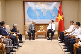 Le vice-Premier ministre Ho Quoc Dung reçoit le professeur Tran Thanh Van, président de l’Association « Rencontres du Vietnam » et directeur du Centre international pour la science et l’éducation interdisciplinaires (ICISE). Photo: VNA