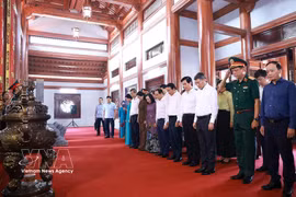 Le Premier ministre et les membres de sa délégation ont observé une minute de silence à la mémoire des martyrs qui ont sacrifié leur vie pour l'indépendance nationale et le bonheur du peuple vietnamien. Photo: VNA