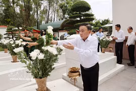 Tran Cam Tu, membre du Bureau politique et permanent du Secrétariat du Comité central du Parti, offre de l'encens au site historique national spécial du carrefour de Dong Loc, dans la province de Ha Tinh. Photo: VNA