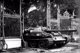 Printemps 1975 : Victoire historique et triomphe de la pensée stratégique du Parti 