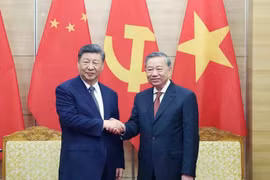 Le secrétaire général du PCV Tô Lâm (droite) et le leader chinois Xi Jinping. Photo: VNA